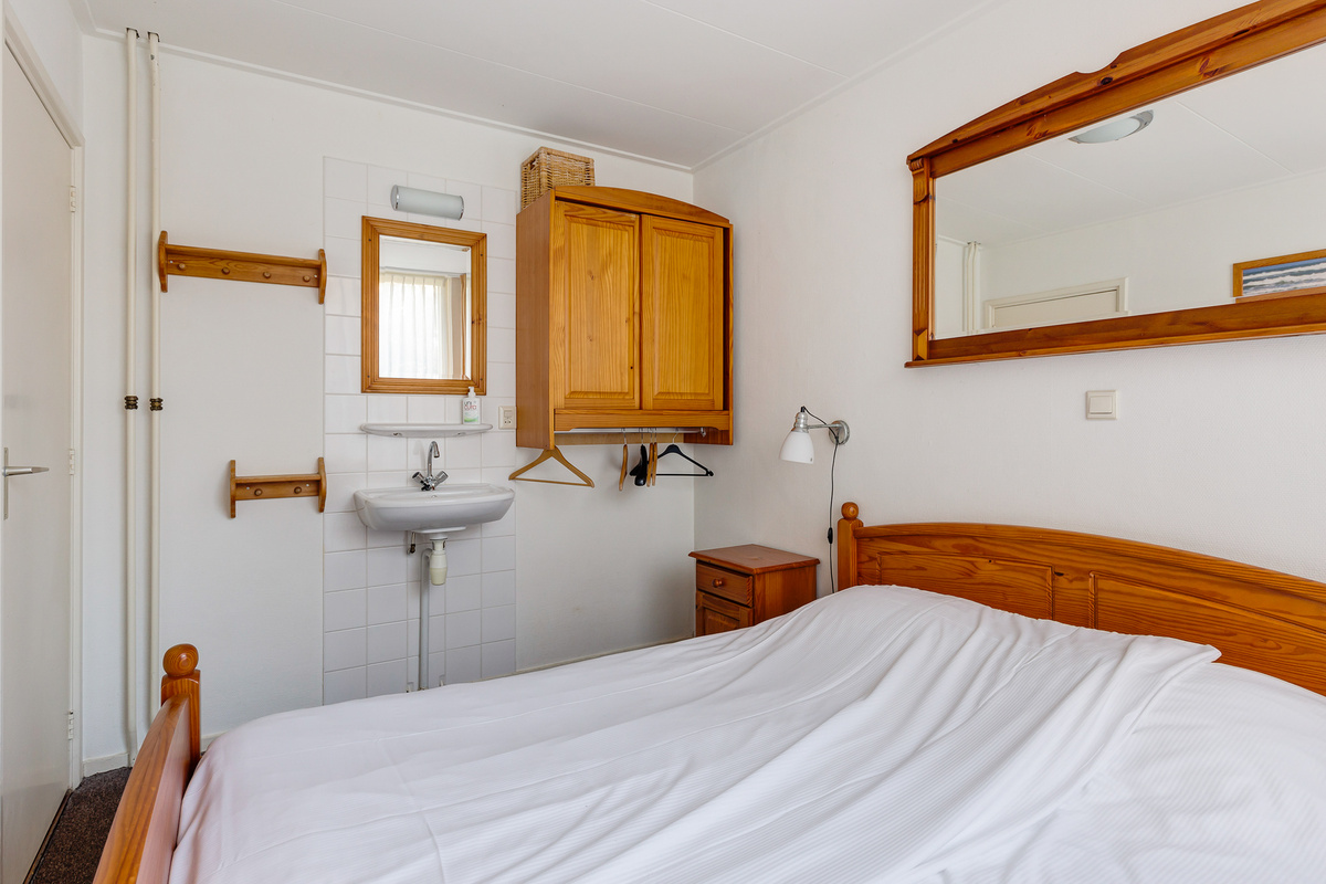 slaapkamer met 2-persoons bed van witvink huisje op schiermonnikoog