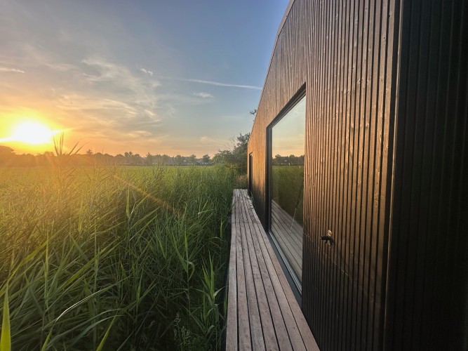 Bungalow aanwaaien zonsondergang