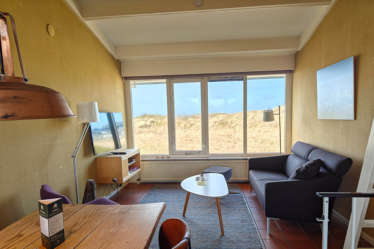 Aldegonda vakantiehuis woonkamer zithoek uitzicht duinen