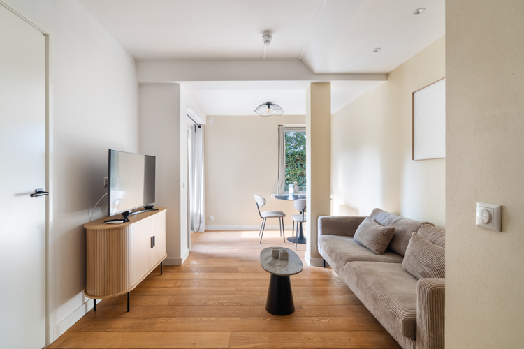 appartement Schiermonnikoog boszicht 16b woonkamer bank