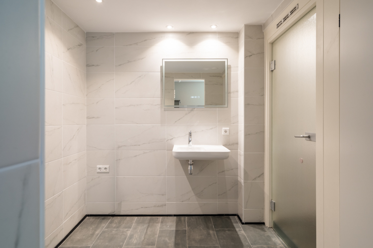 appartement Schiermonnikoog boszicht 16b badkamer wastafel