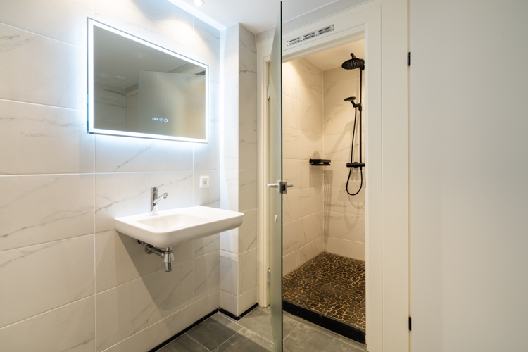 appartement Schiermonnikoog boszicht 16b badkamer wastafel