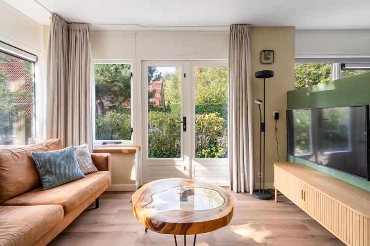 Gezellige woonkamer met openslaande deuren naar terras Boszicht 17.