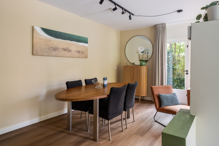 Eethoek en woonkamer Boszicht 17 met ronde tafel.
