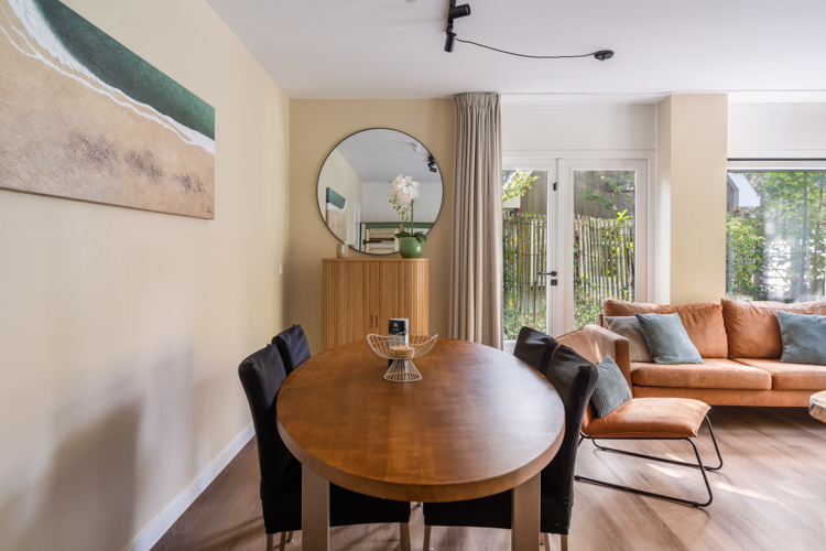 Eethoek en woonkamer Boszicht 17 met ronde tafel.