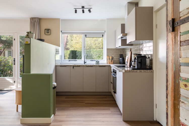 Moderne keuken Boszicht 17 met oven en uitzicht op tuin.