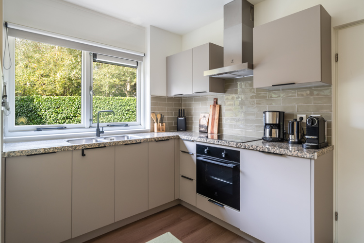 Open keuken en uitzicht op[ groen Boszicht 17 Schiermonnikoog.