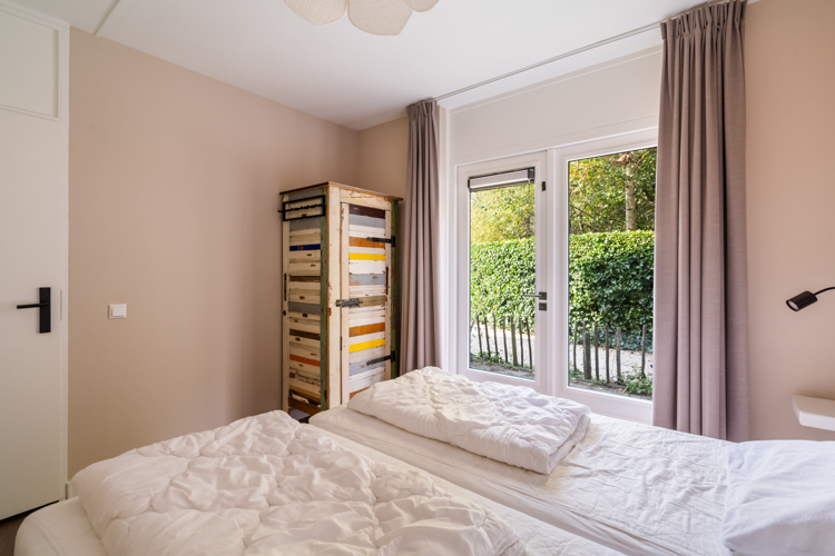 Ruime slaapkamer Boszicht 17 met grote ramen Schiermonnikoog.