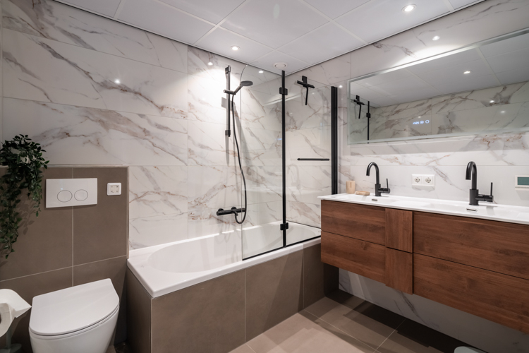 Luxe badkamer Boszicht 17 met inloopdouche en dubbele wastafel.