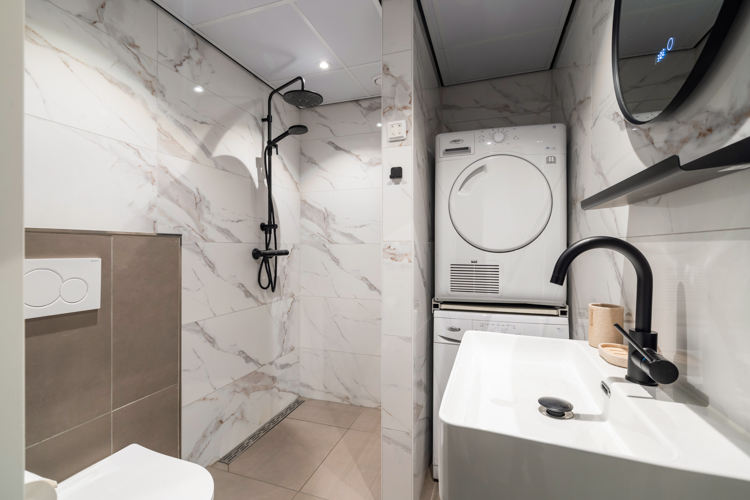 Badkamer 1 Boszicht 17 met regendouche en was-droogcombinatie.