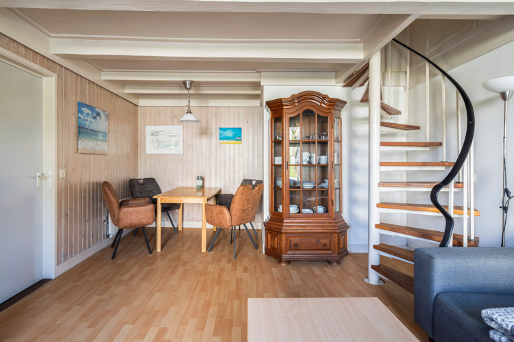 Vakantiehuisje Even Bykomme woonkamer eethoek