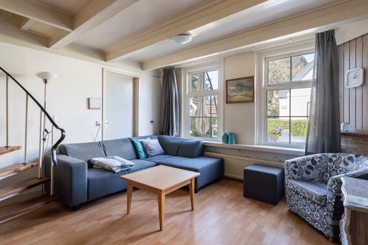 Vakantiehuisje Even Bykomme woonkamer zithoek