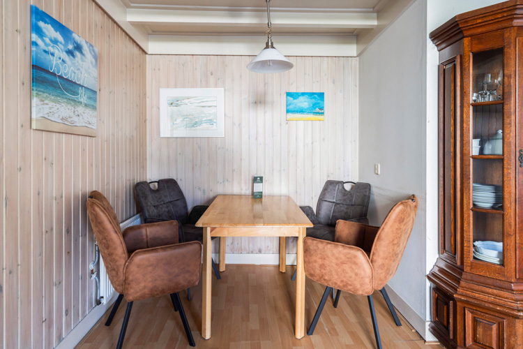 Vakantiehuisje Even Bykomme woonkamer zithoek eettafel 
