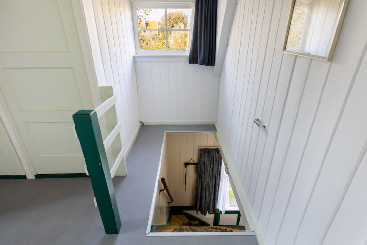 kijkduin vakantiehuisje op schiermonnikoog trap hal boven