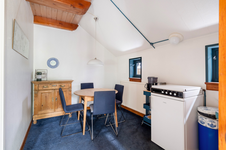 Vakantiehuisje schiermonnikoog Langestreek 132 keuken eettafel