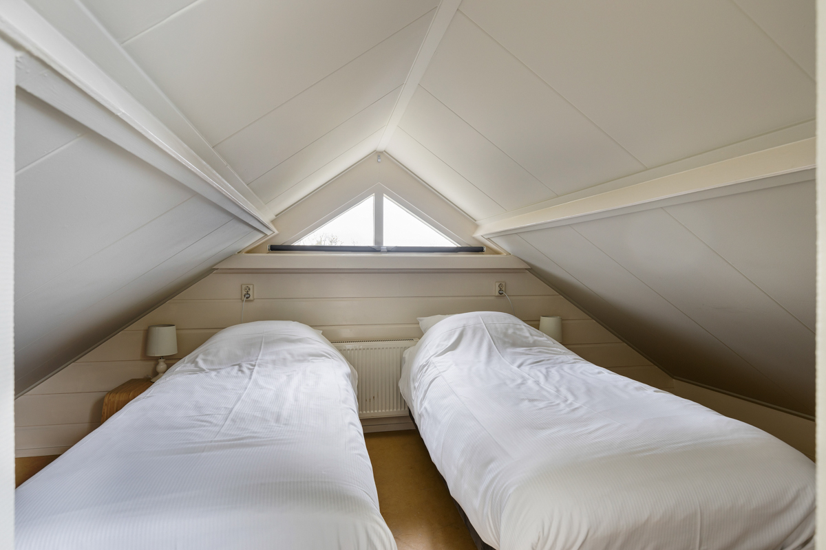 Slaapkamer boven 2 losse bedden