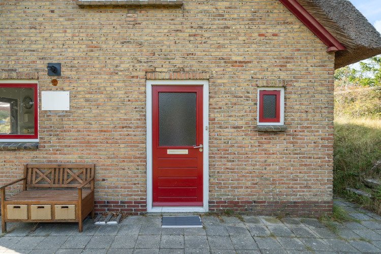 Winterkoning vakantiehuis Schiermonnikoog voordeur bank