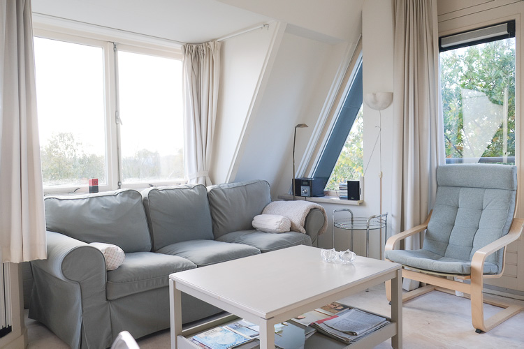 woonkamer van appartement boszicht 13 op schiermonnikoog zithoek
