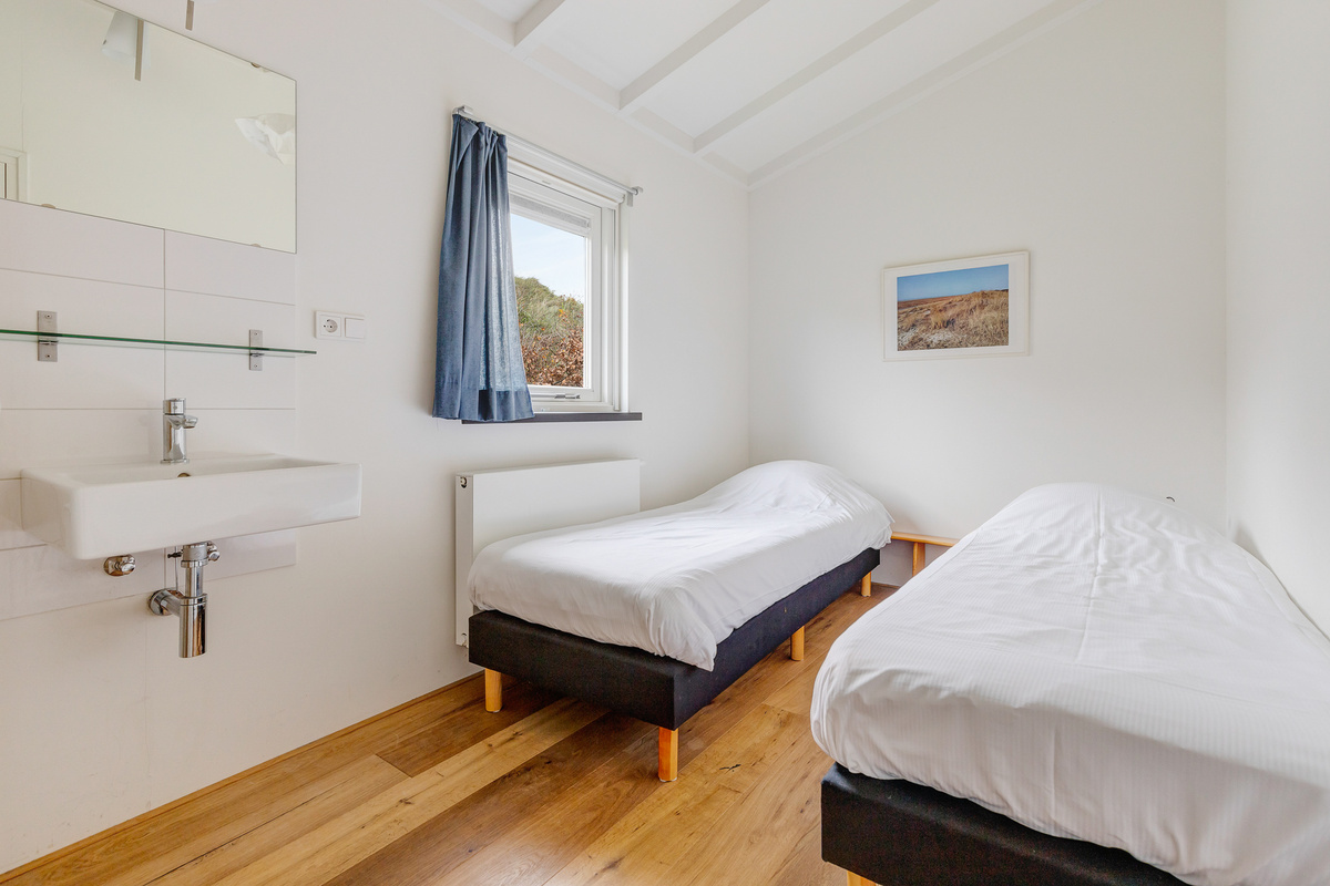 slaapkamer wastafel twee lossen bedden hilghehorn bungalow schiermonnikoog