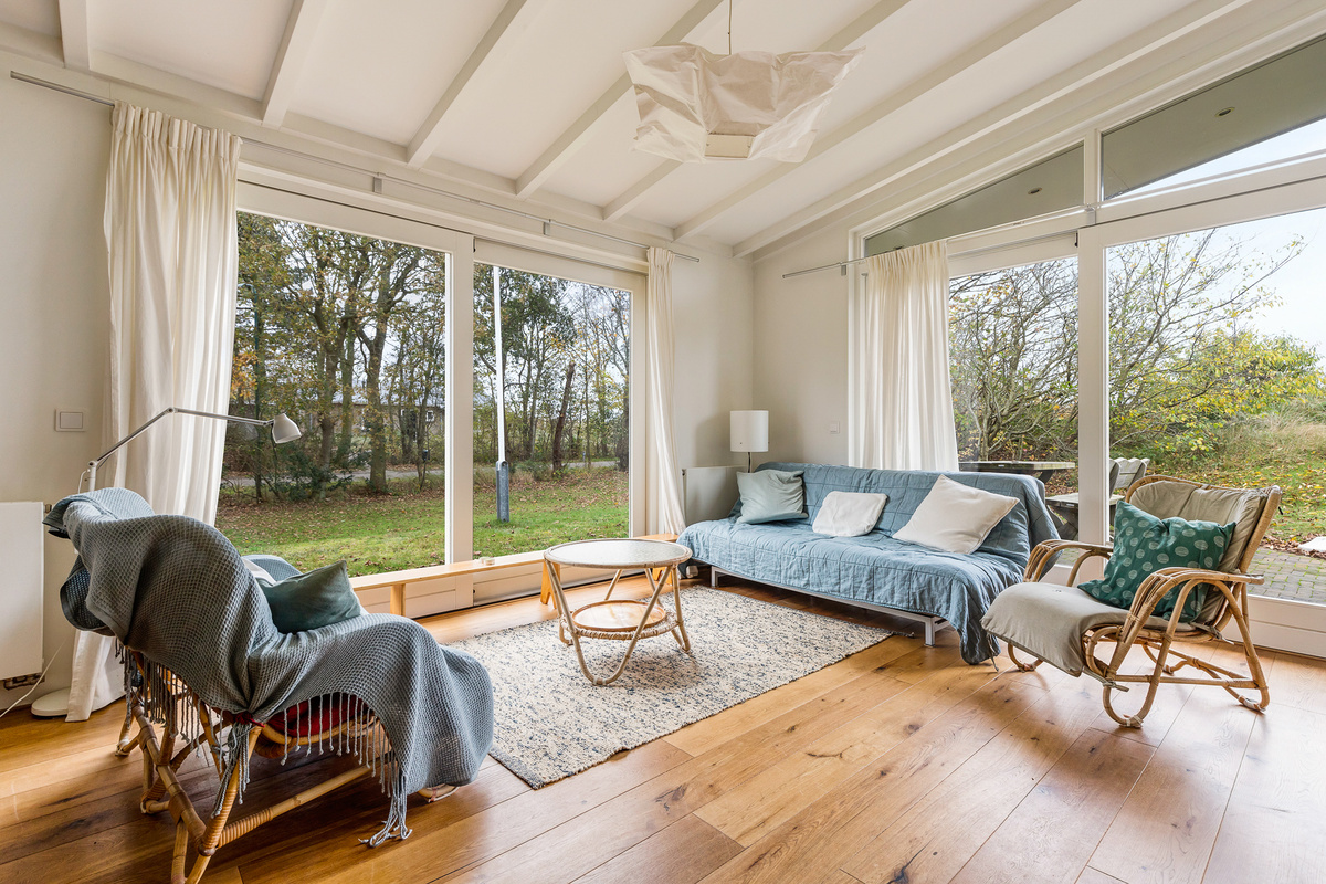 interieur uitzicht tuin zithoek hilghehorn bungalow schiermonnikoog