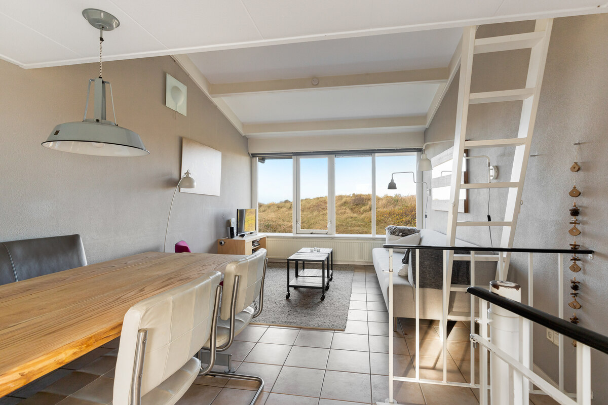 woonkamer met uitzicht op duinen van het ondina huisje op schiermonnikoog