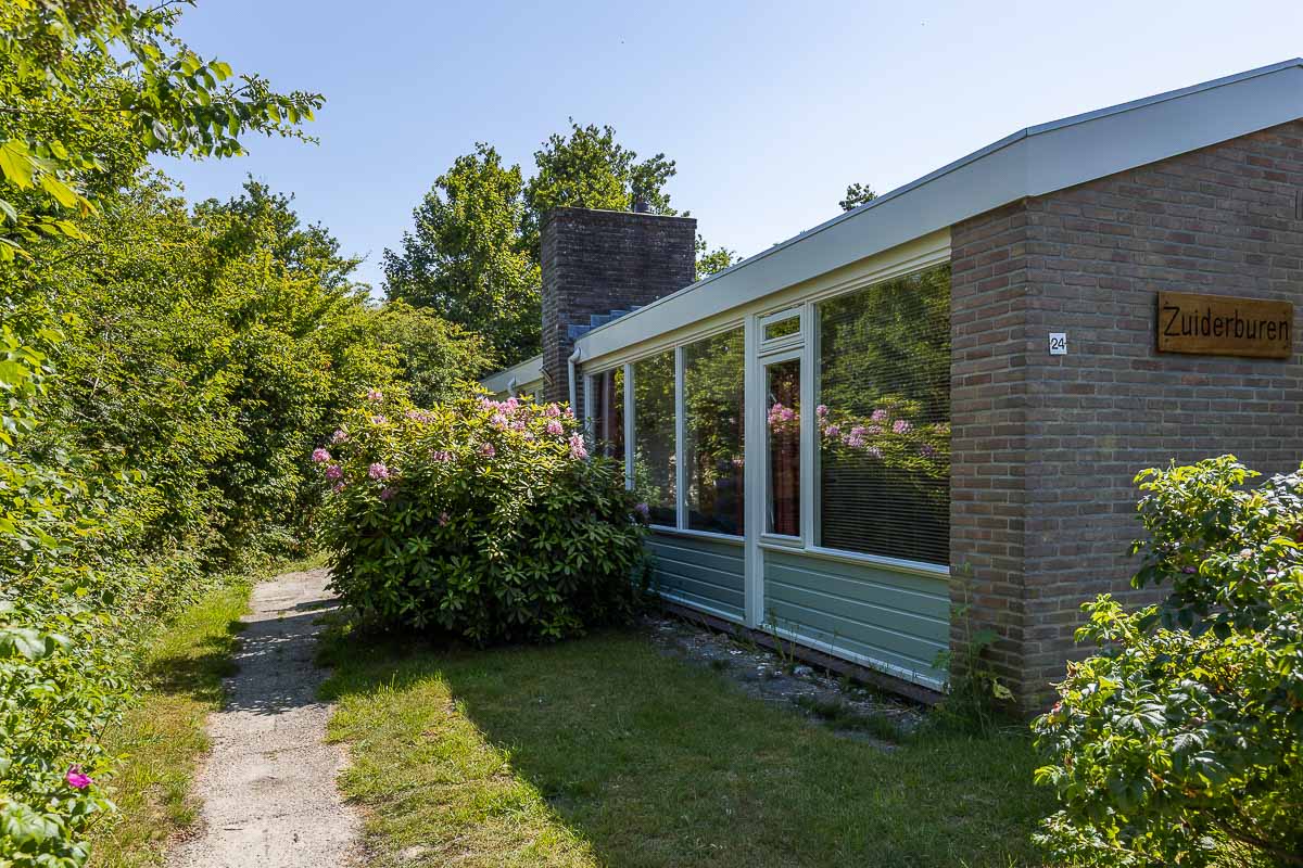 aanloop voorkant van vakantiehuisje schiermonnikoog zuiderburen