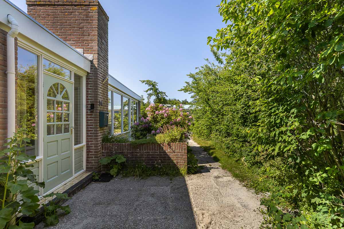 voordeur van vakantiehuisje schiermonnikoog zuiderburen