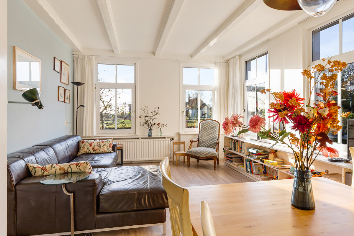 Woonkamer zithoek vakantiehuis schiermonnikoog zevenhuizen