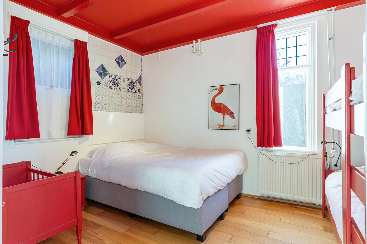 slaapkamer 4-persoons en babybedje vakantiehuis schiermonnikoog zevenhuizen