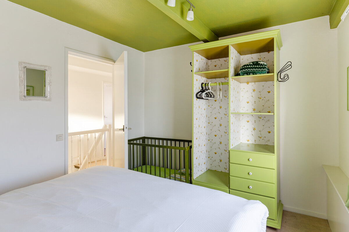 slaapkamer tweepersoons en babybed vakantiehuis schiermonnikoog zevenhuizen