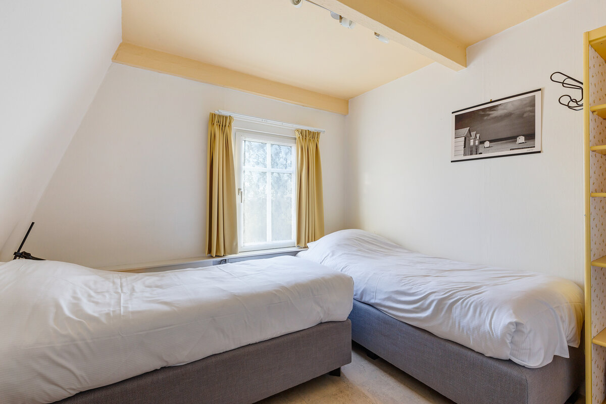 slaapkamer tweepersoons 2 losse bedden vakantiehuis schiermonnikoog zevenhuizen