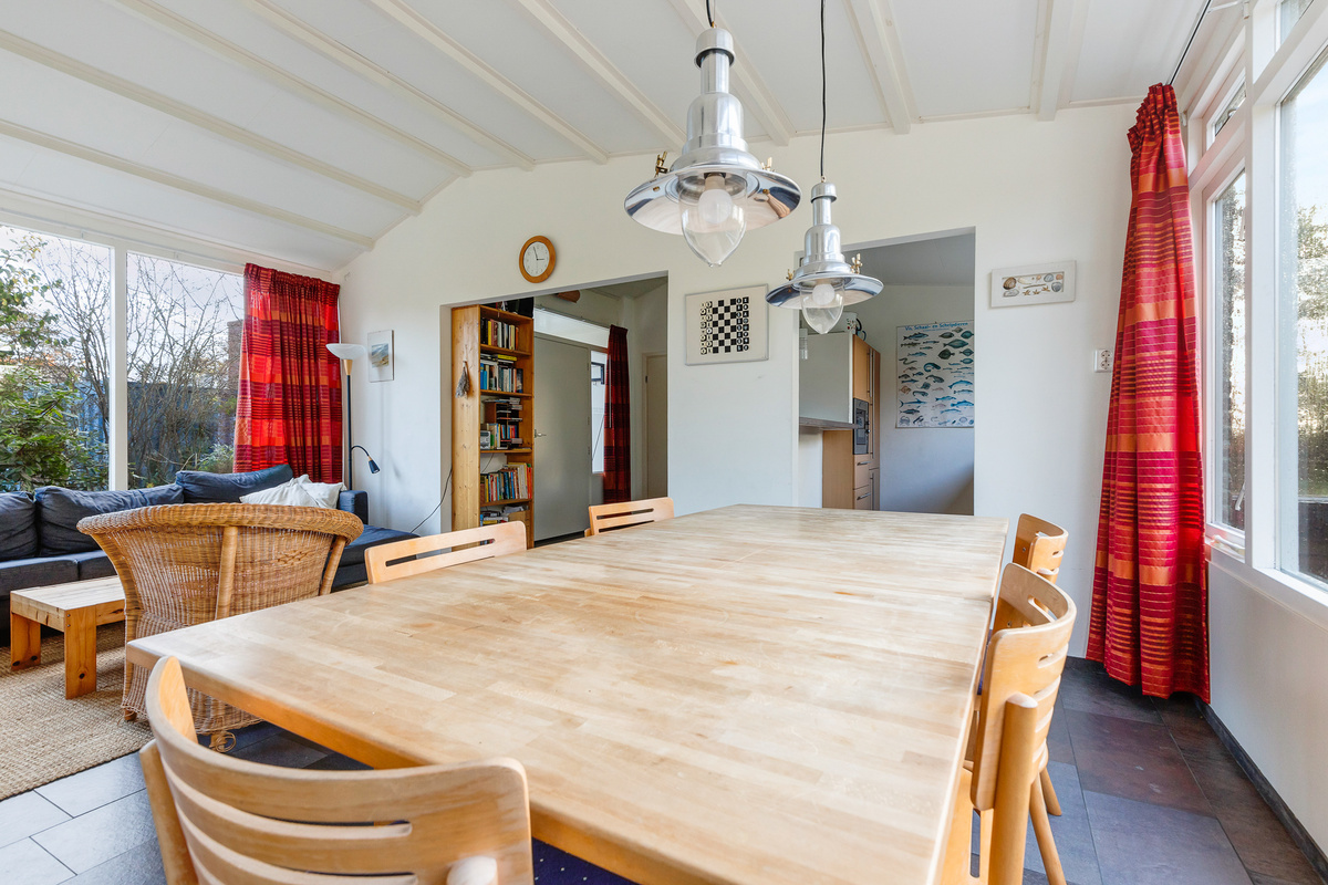 woonkamer eettafel van vakantiehuisje schiermonnikoog zuiderburen