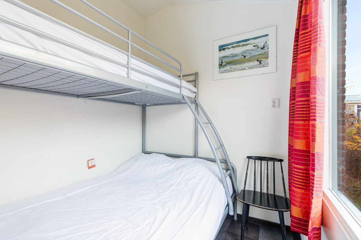 tweepersoons slaapkamer van vakantiehuisje schiermonnikoog zuiderburen