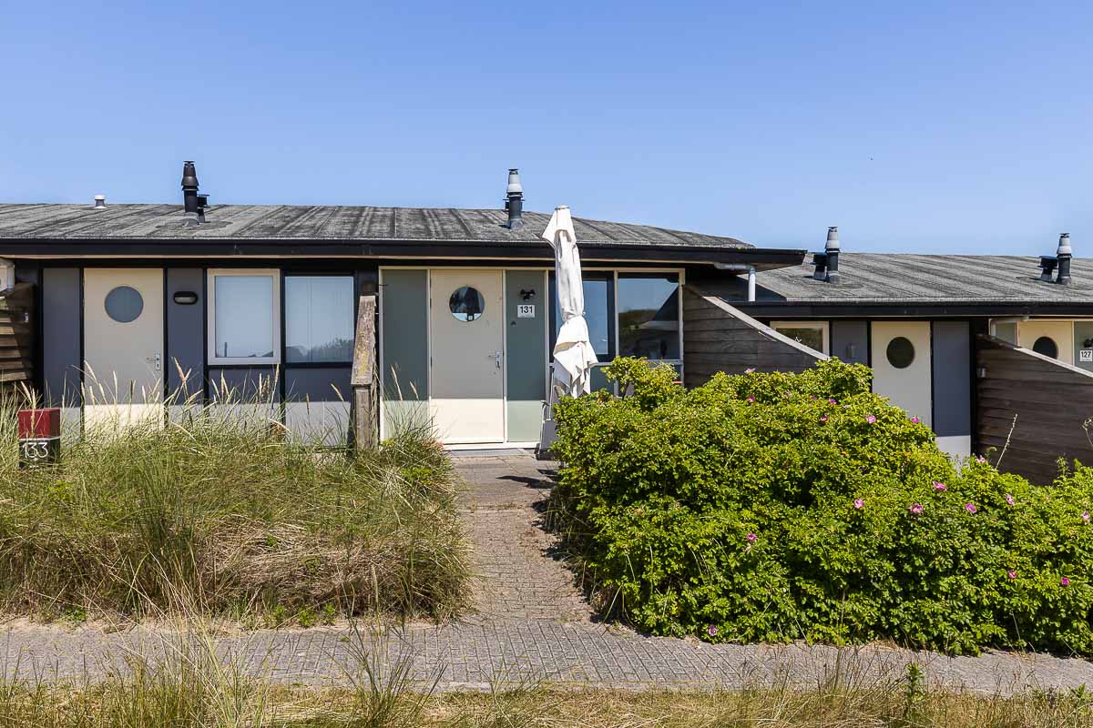 Voorzijde terras van sepia vakantiehuisje op schiermonnikoog
