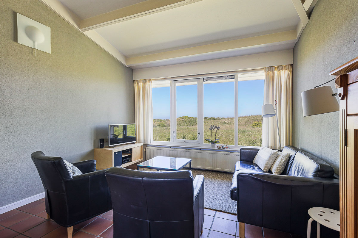 Woonkamer sepia vakantiehuisje op schiermonnikoog