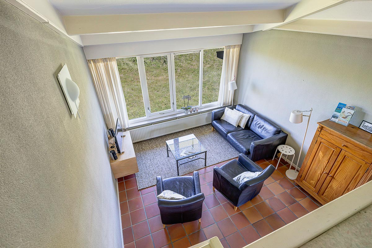 Woonkamer overzicht sepia vakantiehuisje op schiermonnikoog