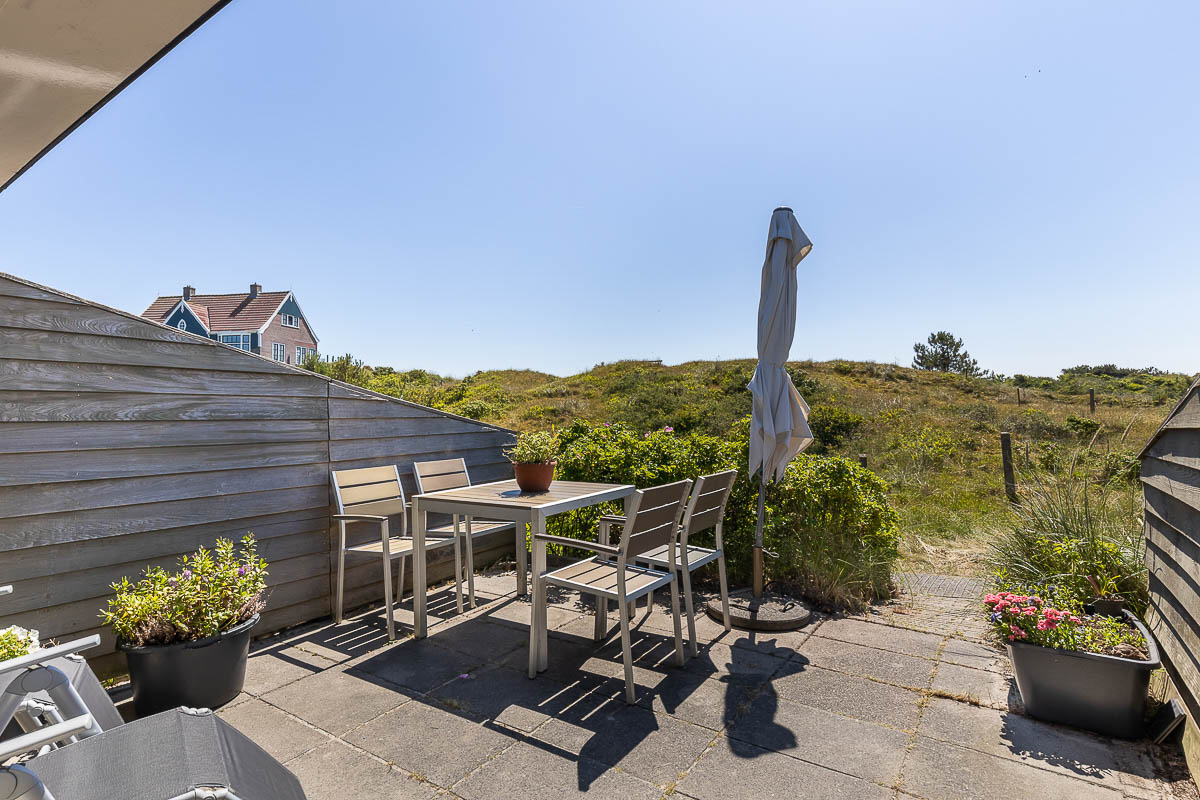 Terras sepia vakantiehuisje op schiermonnikoog