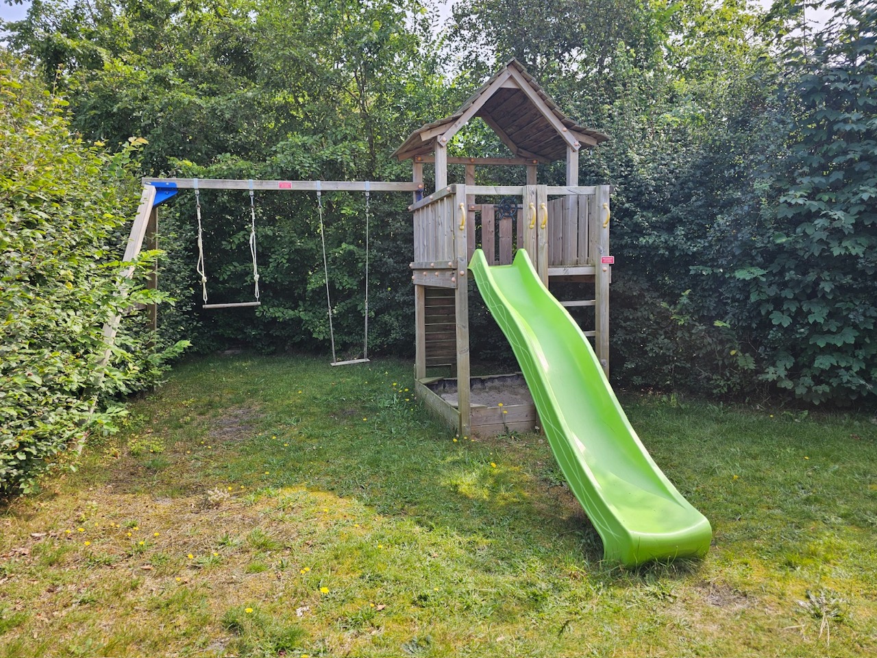 glijbaan speeltuin kindvriendelijk tuin oase bungalow schiermonnikoog