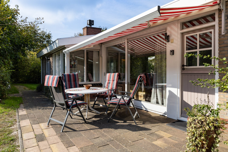 Buitenkant vakantiehuis Sukerjantjen Schiermonnikoog terras