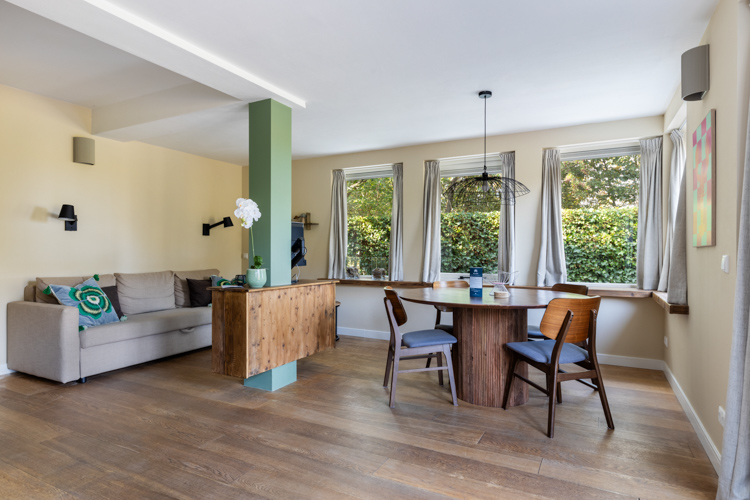 Ruime woonkamer met zithoek en eethoek van vakantiehuis Boszicht 16a Schiermonnikoog