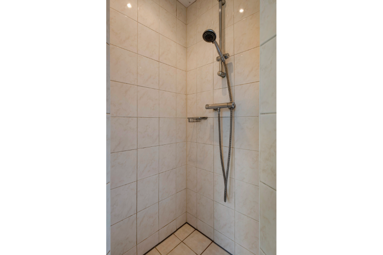 Badkamer eerste douche Sukerjantjen vakantiehuis schiermonnikoog